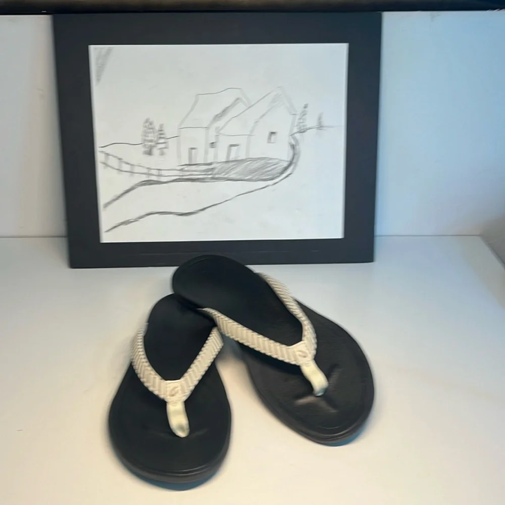 OLUKAI Ho’opio Bone / Stripe Women’s Size 7 - Picture 1 of 16